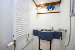 Motoryacht-in-Holland-mieten-Advantage-42-D-77-Bad