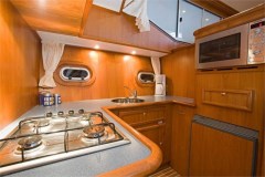 Motoryacht-in-Holland-mieten-Advantage-42-D-77-Kueche