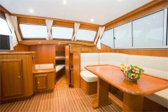 Motoryacht-in-Holland-mieten-Advantage-42-D-77-Salon1