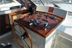Motoryacht-in-Holland-mieten-Advantage-42-D-77-Steuerstand