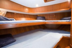 Motoryacht-in-Holland-mieten-Advantage-42-D-77Schlafkabine-Bug