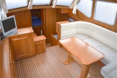 Motoryacht-mieten-Holland-Advantage42-D-79Salon1