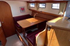 Dinette-Motoryacht-Aliva-Star-Holland