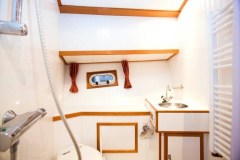 Dusche-WC-Motoryacht-Classicline1300D39