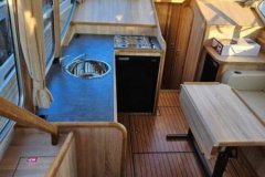 Kueche-und-Salon-Motoryacht-Fortuna-Holland