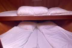 Schlafkabine-Bug-Motoryacht-Impression-42-Holland-aqua-tours