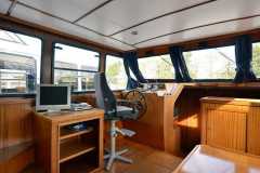 Innensteuerstand-Motoryacht-Nanda-Holland