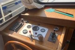 Innensteuerstand-Motoryacht-Seerose-Holland