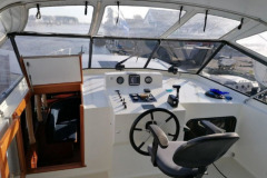 Steuerstand Motoryacht Tango Woubrugge Südholland