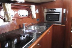 Motoryacht-Holland-mieten-Kueche-Victoria