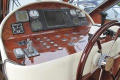 Motoryacht-Holland-mieten-Steuerstand-Victoria