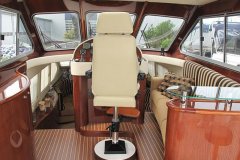 Motoryacht-mieten-Holland-Steuerstand-Victoria